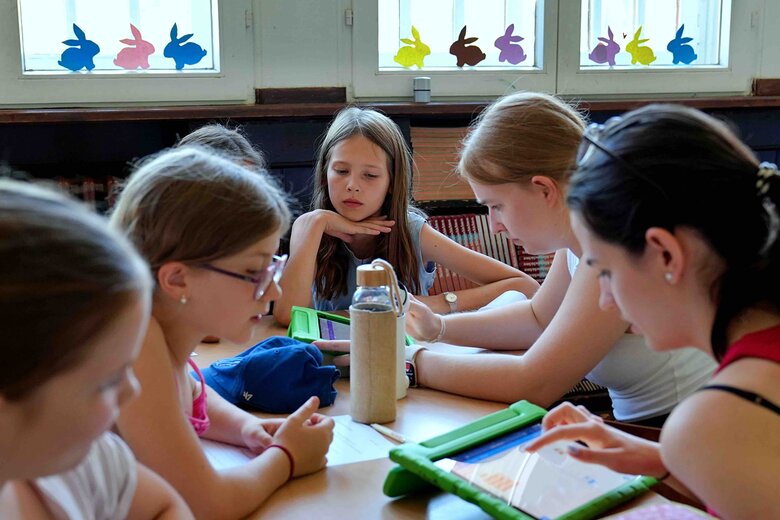 Studierende am Tablet