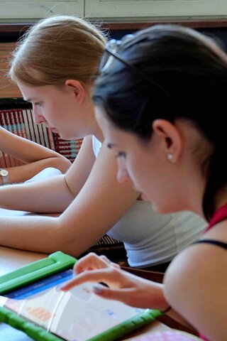 Studierende am Tablet