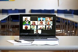 Das Bild zeigt den Bildschirm eines Laptops, auf dem die Onlinesitzung des Beirates des AW-ZIB zu sehen ist. Copyright Pädagogische Hochschule Heidelberg