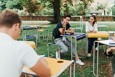 Schmuckgrafik: Foto von der Seminarwiese während Bildungshackathon 2022