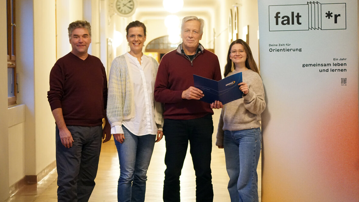 Zu sehen sind die Hochschulleitung mit Vertreterinnen von falt*r.