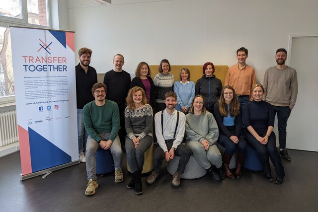 Zu sehen ist das Team von Transfer Together im Transferzentrum der PH Heidelberg bei seinem Abschlussfoto.