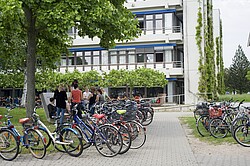 Fahrräder vor dem Gebäude des Neubaus der Ph.