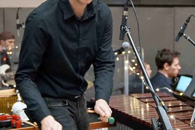 Ein Student spielt auf einem Marimba.