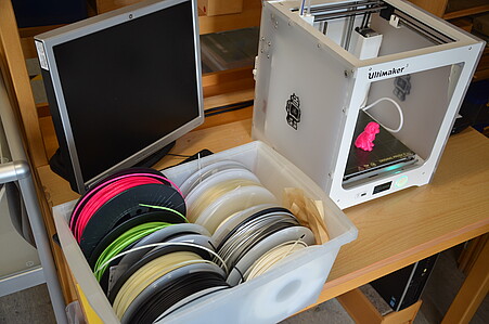 3D-Drucker mit Filament und Stand-PC