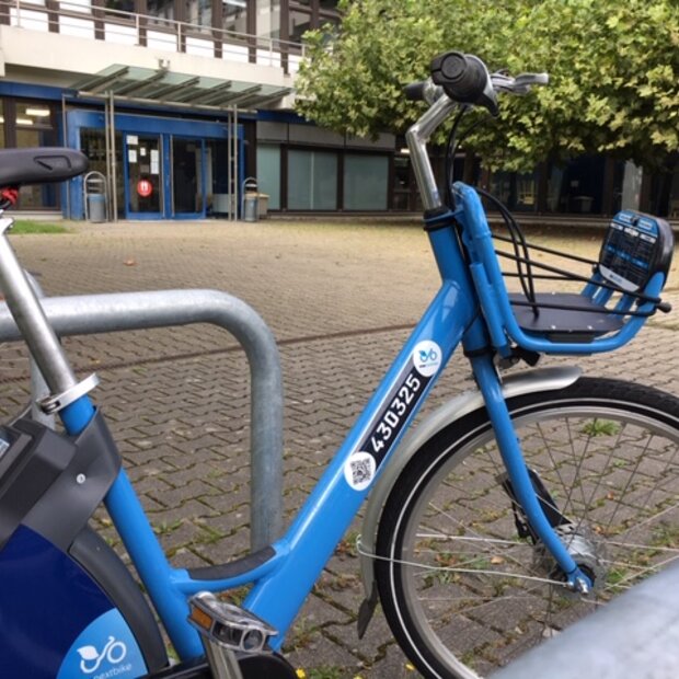 Ein NextBike vor dem Neubau