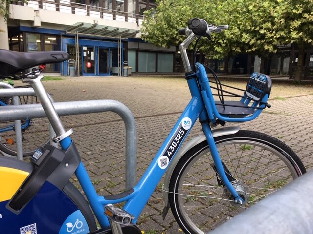 Ein NextBike vor dem Neubau