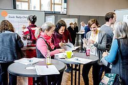 Das Foto zeigt Besucher beim Psychologie-Projekt von Jun.-Professorin Lindenberg.