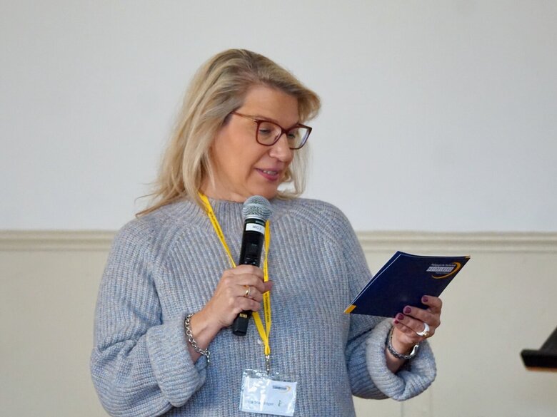 Zu sehen ist Dr. Katja Staudinger am Rednerpult.