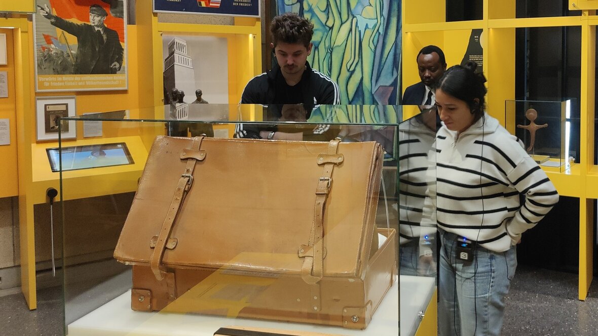 Foto von zwei Studierenden in der Museumshalle