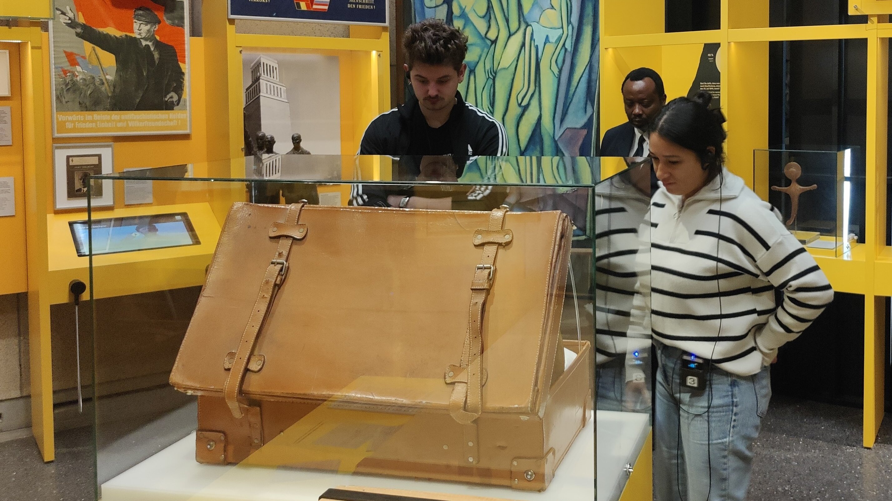 Foto von zwei Studierenden in der Museumshalle