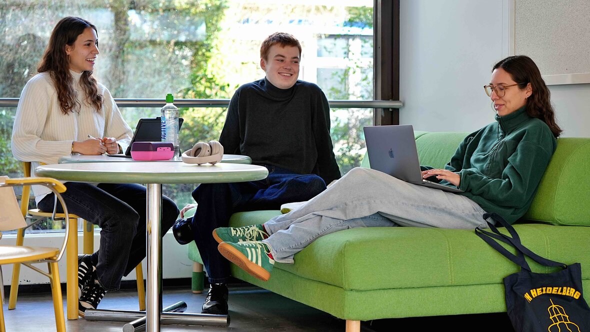 3 Studierende auf einer grünen Couch die durch eine Initiaive von PHeelGood angeschafft wurde.