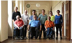 Das Bild zeigt die Bildungsfachkräfte der AW-ZIB. Im Vordergrund sind drei im Rollstuhl, dahinter stehen sechs weitere Personen. Copyright VISION FACTORY/Martin Miseré