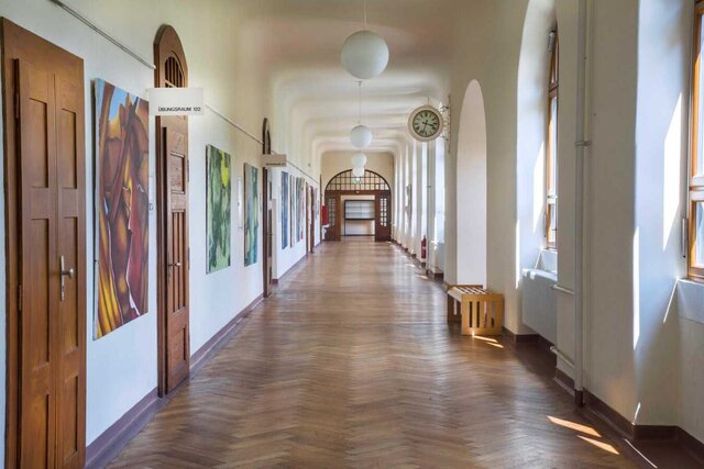 Zu sehen ist der Flur im Altbau.