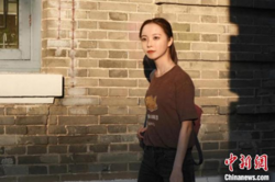 Das Bild zeigt Chinas erste virtuelle Studentin Hua Zhibing. Im Hintergrund ist eine Hausmauer erkennbar. Copyright Beijing Academy of Artificial Intelligence