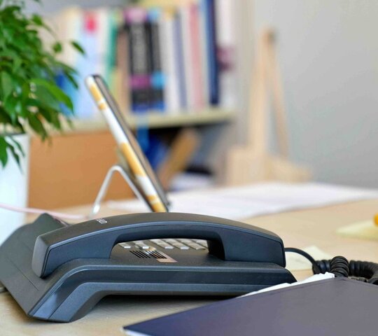 Das Telefon einer Verwaltungsangestellten der Abteilung Haushalt und Finanzen der Pädagogischen Hochschule Heidelberg. 