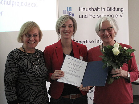 Prof. Dr. Kirsten Schlegel-Matthies, Dr. Nicola Kluß und Prof. Dr. Barbara Methfessel bei der HaBiFo-Nachwuchs-Preisverleihung 2019.