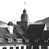 Das Schwarz-Weiß-Bild zeigt den Altbauturm der Hochschule. Im Hintergrund sieht man die Bergstraße.