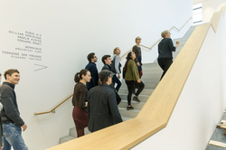 Auf dem Bild sieht man Menschen die eine Treppe in der Kunsthalle hochlaufen.