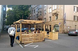 Parklet aus Holz. 