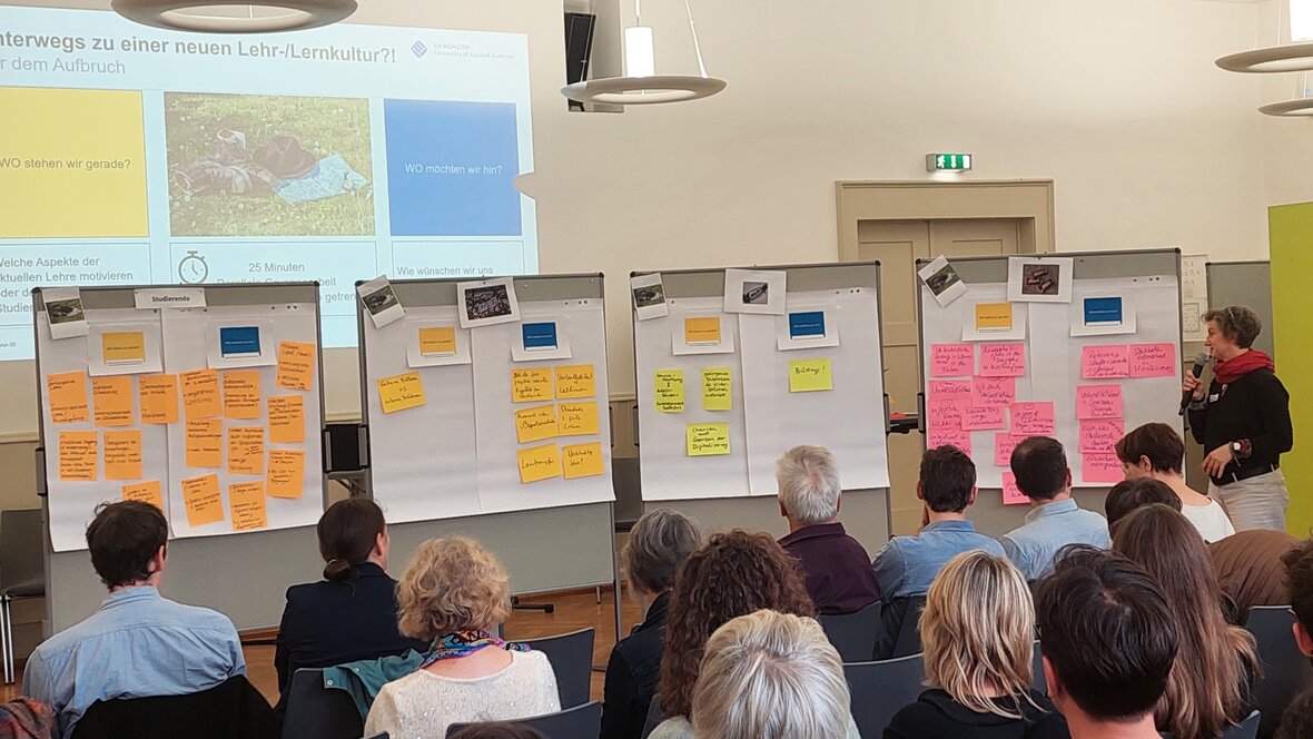 Zuhörende eines Vortrags im Rahmen des Q-Tages 2024