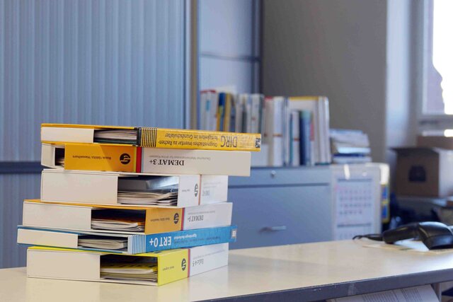 Zu sehen sind Bücher auf einem Tresen.