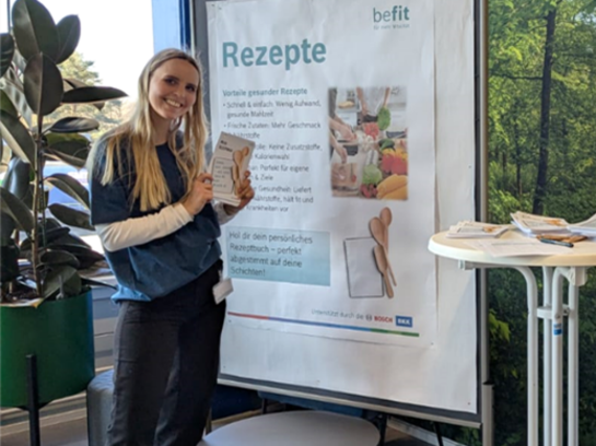 Zu sehen ist Lina Failenschmid, eine Studentin des Bachelor Prävention und Gesundheitsförderung, wie Sie eine Präsentation hält.
