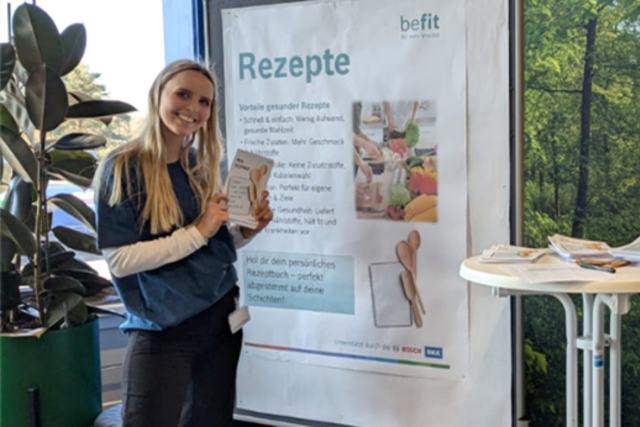 Lina Failenschmid präsentiert ihr Poster, welches sie in ihrem Prävention und Gesundheitsförderung Bachelor angefertigt hat.