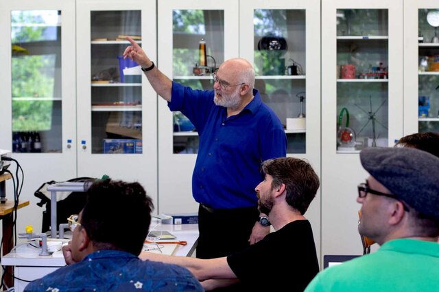 Dan MacIsaak während eines Vortrages in der Abteilung Physik.