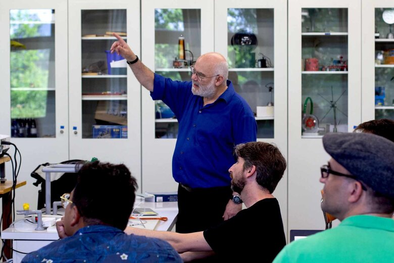 Dan MacIsaak während eines Vortrages in der Abteilung Physik.