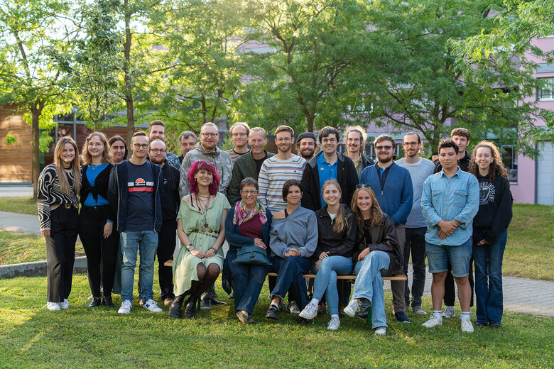 Zu sehen ist ein Gruppenfoto mit den Mitgliedern der Fachschaft.