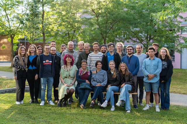 Zu sehen ist ein Gruppenfoto mit den Mitgliedern der Fachschaft.