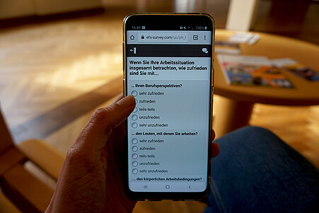 Mobiles Endgerät mit geöffneter MitarbeiterInnenumfrage