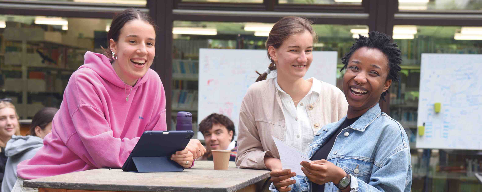 Zu sehen sind drei Studentinnen des Bachelor Prävention und Gesundheitsförderung im Innenhof de Neubaus der Pädagogischen Hochschule Heidelberg.