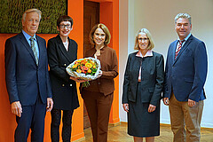 Karl-Heinz Dammer, Karin Vach, Petra Olschowski, Stephanie Wiese-Heß- und Alexander Siegmund im Stehlabor der Hochschule. Karin Vach und Petra Olschowski halten einen Blumenstrauß in der Hand. 