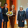 Karl-Heinz Dammer, Karin Vach, Petra Olschowski, Stephanie Wiese-Heß- und Alexander Siegmund im Stehlabor der Hochschule. Karin Vach und Petra Olschowski halten einen Blumenstrauß in der Hand. 