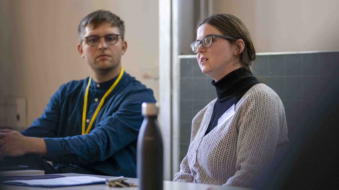 Das Bild zeigt Anna Neff und David Dörrer. Anna Neff hält einen Vortrag. 