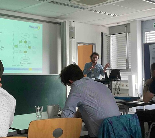 Auf dem Bild sitzen Studierende im Seminarraum, ihr Blick ist nach vorne gerichtet.