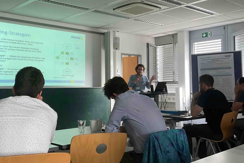 Auf dem Bild sitzen Studierende im Seminarraum, ihr Blick ist nach vorne gerichtet.