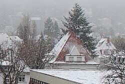 Das Foto ist aus dem Campus der PH fotografiert und zeigt verschneite Häuserdächer.