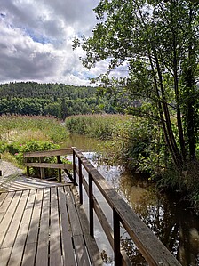 Gewässer mit Brücke