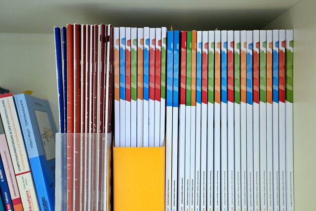 Berichte in einem Regal der SQM