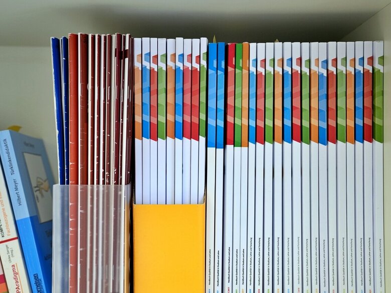 Berichte in einem Regal der SQM