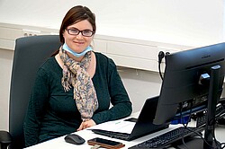 Das Bild zeigt Anna Neff sitzend vor ihrem Arbeitscomputer. Copyright Pädagogische Hochschule Heidelberg