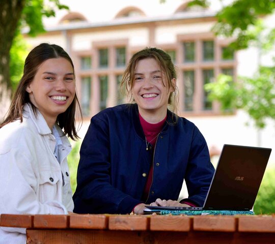 Zwei Studierende lernen gemeinsam. 