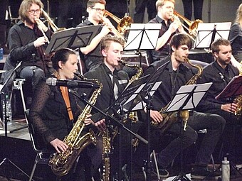 Jazz-Bigband während eines Konzerts
