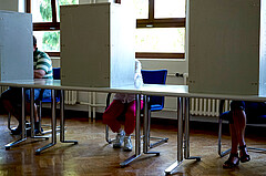 Menschen hinter Wahlkabinen