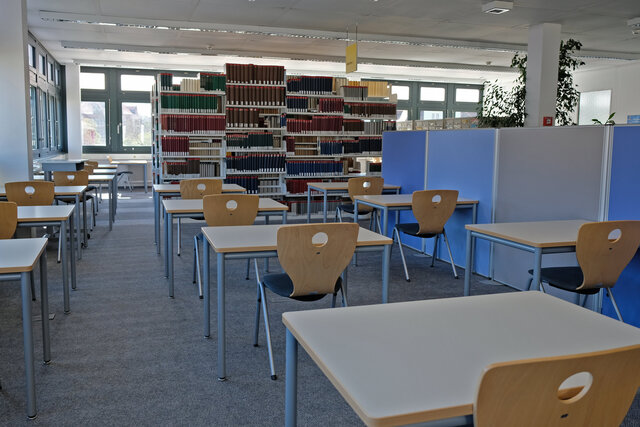 Das Bild zeigt Arbeitsplätze in der Bibliothek.