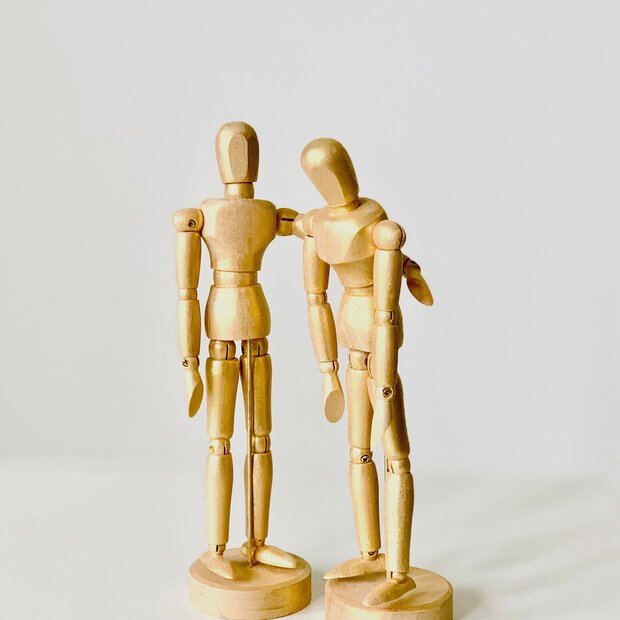 Figur tröstet andere Figur
