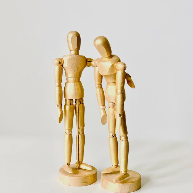 Figur tröstet andere Figur